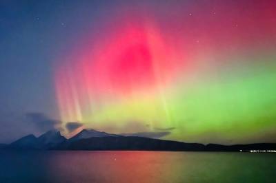 Rått fargespill på vesthimmelen