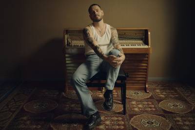 Moderne følelser i arvet drakt fra Chris Holsten