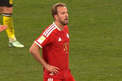 Den nybakte gullballvinneren Harry Kane med straffbom i Der Klassiker