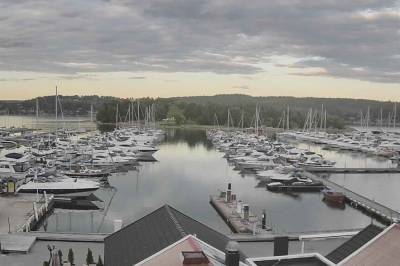 Styret  i Skjebergkilen Marina setter foten ned