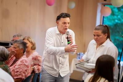 Fulle onkler og lange taler. Han får opptil 40.000 for å holde orden.