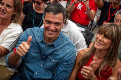Kona til Spanias statsminister for retten, tiltalt for korrupsjon