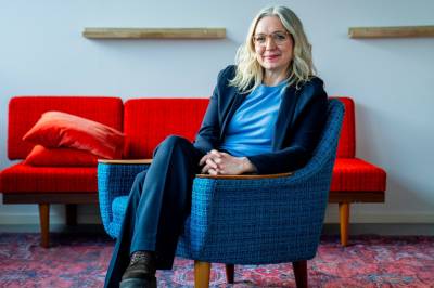 På vei til banken fikk hun en idé: – Jeg ba dem snakke til meg som om jeg var en mann