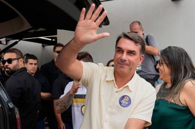 Medier: Valgtaper Flávio Bolsonaro har forlatt Brasil