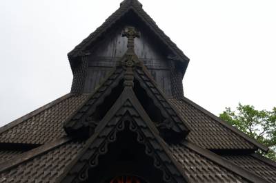 Metal-fans strøymer til Fantoft stavkyrkje
