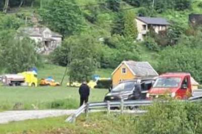 Bil har kjørt inn i hus - to alvorlig skadet