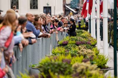 Kongen på veg til Stortinget for å avlegga eid