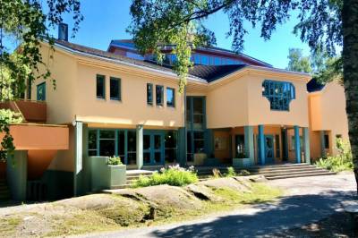 – Vi beklager ovenfor naboene