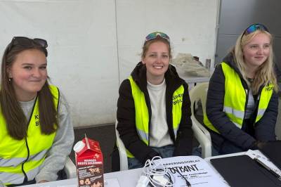 Elise, Johanne og Laura skal sitte her til langt på natt