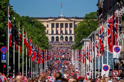 SE: Direkte fra 17. maifeiringen på Slottsplassen