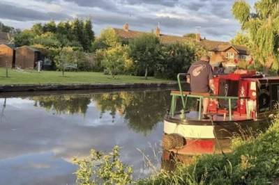 Med 'Black Necked Swan' på Shropshire Union Canal