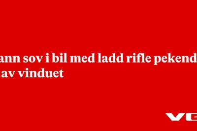 Mann sov i bil med ladd rifle pekende ut av vinduet