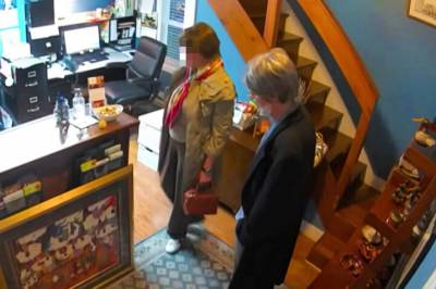 Mann i parykk på rømmen