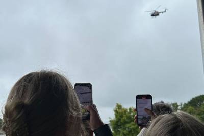 Her kommer overraskelsesartisten i helikopter
