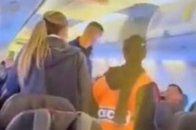 Kastet ut av fly etter spøk: Risikerer sparken