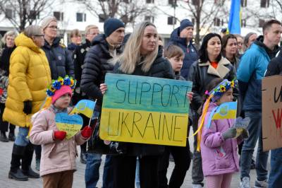 Solidaritetsmarkering for Ukraina i dag: – Del lyset – vis støtte