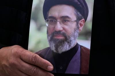 Khamenei alvorlig skadd, men klar i hodet
