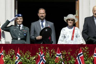 - Første uten familien