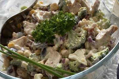 Brokkolisalat med kylling og bacon