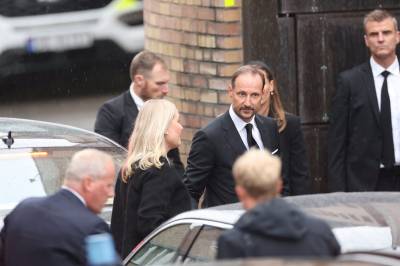 Båren har ankommet slottet: Dette skjer nå