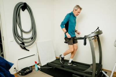 75-åringen løper én mil hver dag og gir bort dugnad­s­timer i presang