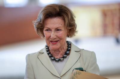 Dronning Sonja har ankommet sykehuset