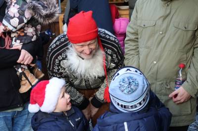 Se bildene: Over 800 fant jule­stemning blant griser, hester og nisser