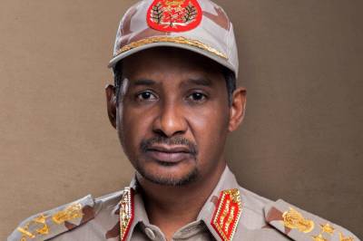 Han solgte kameler og har ingen utdanning. Nå styrer han halve Sudan