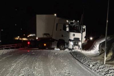 Lastebil på tvers - fjellovergang stengt