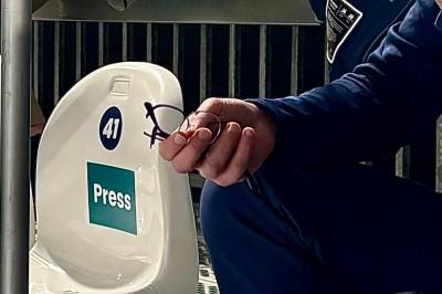 Syrefest, tårer og knuste briller