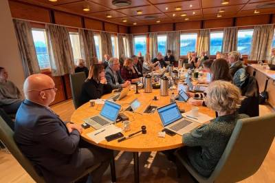 Pila peker oppover – mer penger til «alt»