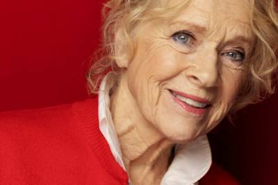 Liv Ullman har aldri åpnet medaljongen hun fikk som barn. Før nå