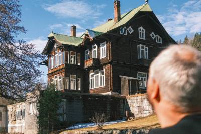 Camilla (45) og Kjell (72) kjøpte Vråliosen hotell usett: – Man er vel litt småtullete