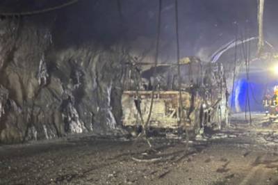 Se kveldens sending: Bussbrann stenger E6 og lager kaos i påsketrafikken