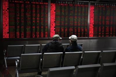 Det er blandet stemning på børsene i Asia. Tokyo-børsen faller, mens det er oppgang i Hongkong.