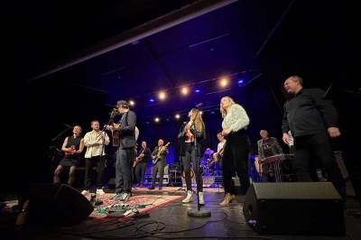 Humor, salmesang og påskegodt for ørene i Tomrefjord