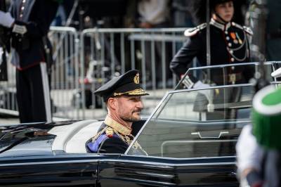 Over 200.000 mennesker i Oslo sentrum da kong Haakon avla ed