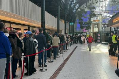 Stått flere timer i kø