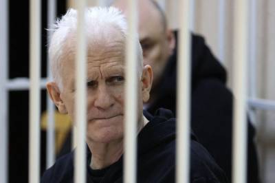 Fredsprisvinner Ales Bjaljatsk satt fri i Belarus