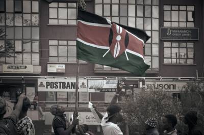 En kenyansk demonstrant er blitt skutt og drept i hodet utenfor et karanteneanlegg