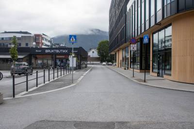 Stenger vegen i Førde sentrum