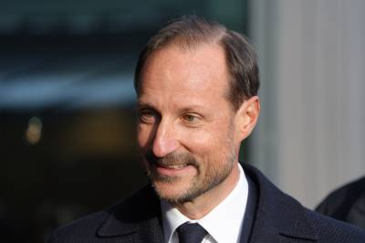 Kong Haakon møter pressen: Dronning Sonja vil fortsette å jobbe