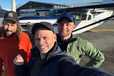 Hopper i fallskjerm på direkten – med Norges minste flagg