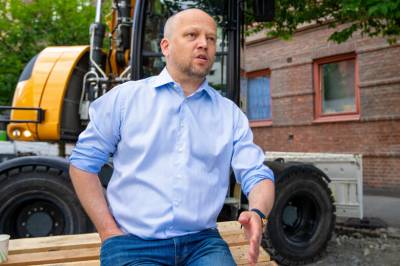 Angriper Stortingets milliardær: – Lett å sitte på Bygdøy og angripe bygda