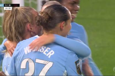 Lauren Hemp med mål mot Liverpool