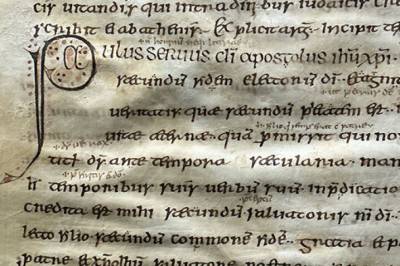 Forskere fant noe spesielt mellom linjene i denne 1.000 år gamle boka