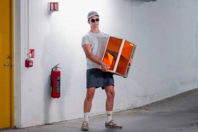 En laserkutter som krever solbriller