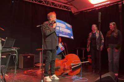 Var tøff i trynet – her deler Tore Johan ut 20.000 kroner