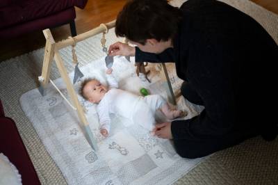 Anna Blix er frustrert over ulike forventninger til fedre og mødre. Som biolog må jeg protestere.