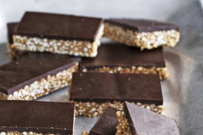 Peanøttsmørbarer med puffet quinoa